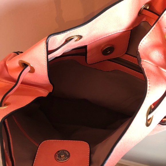 Crossbody adjustable strap. - Picture 5 of 7